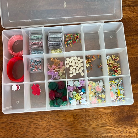 Paper Crafting Brads - 2 boxes with an assortment - Picture 3 of 11